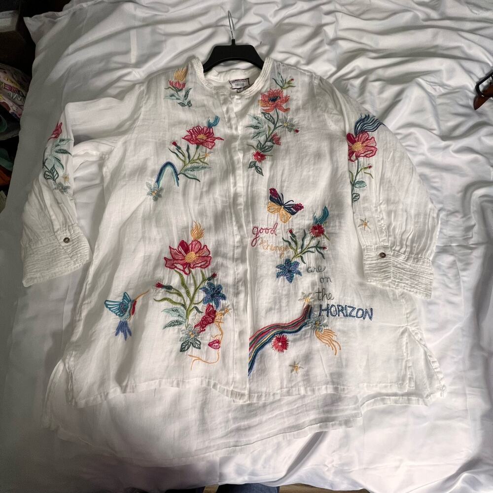 Johnny was Jordan voyager, tunic, size large, button-down, NWT.￼